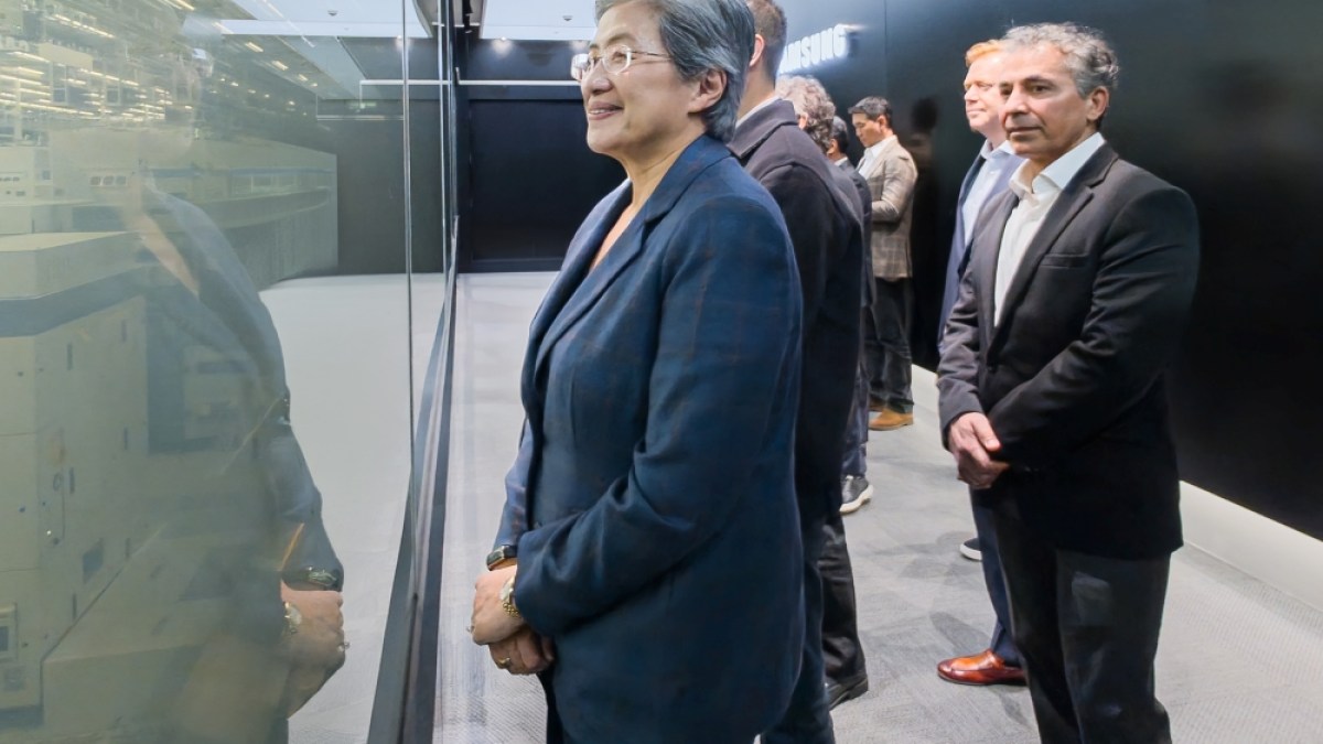AMD CEO Lisa Su observing Samsung's Pyeongtaek semiconductor production line during discussions spanning HBM4 memory and possible foundry cooperation