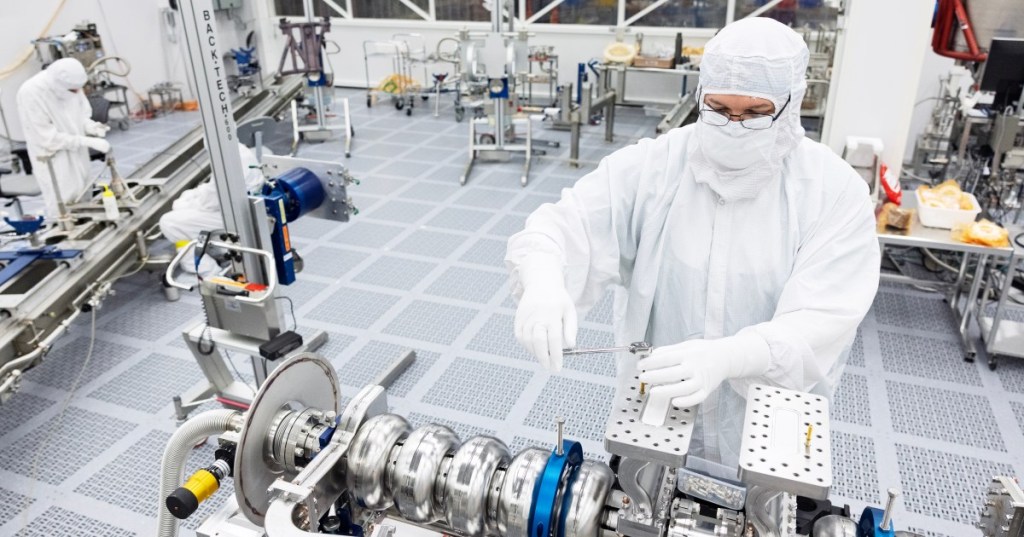 Semiconductor cleanroom technician representing U.S. silicon interposer manufacturing for advanced AI packaging.