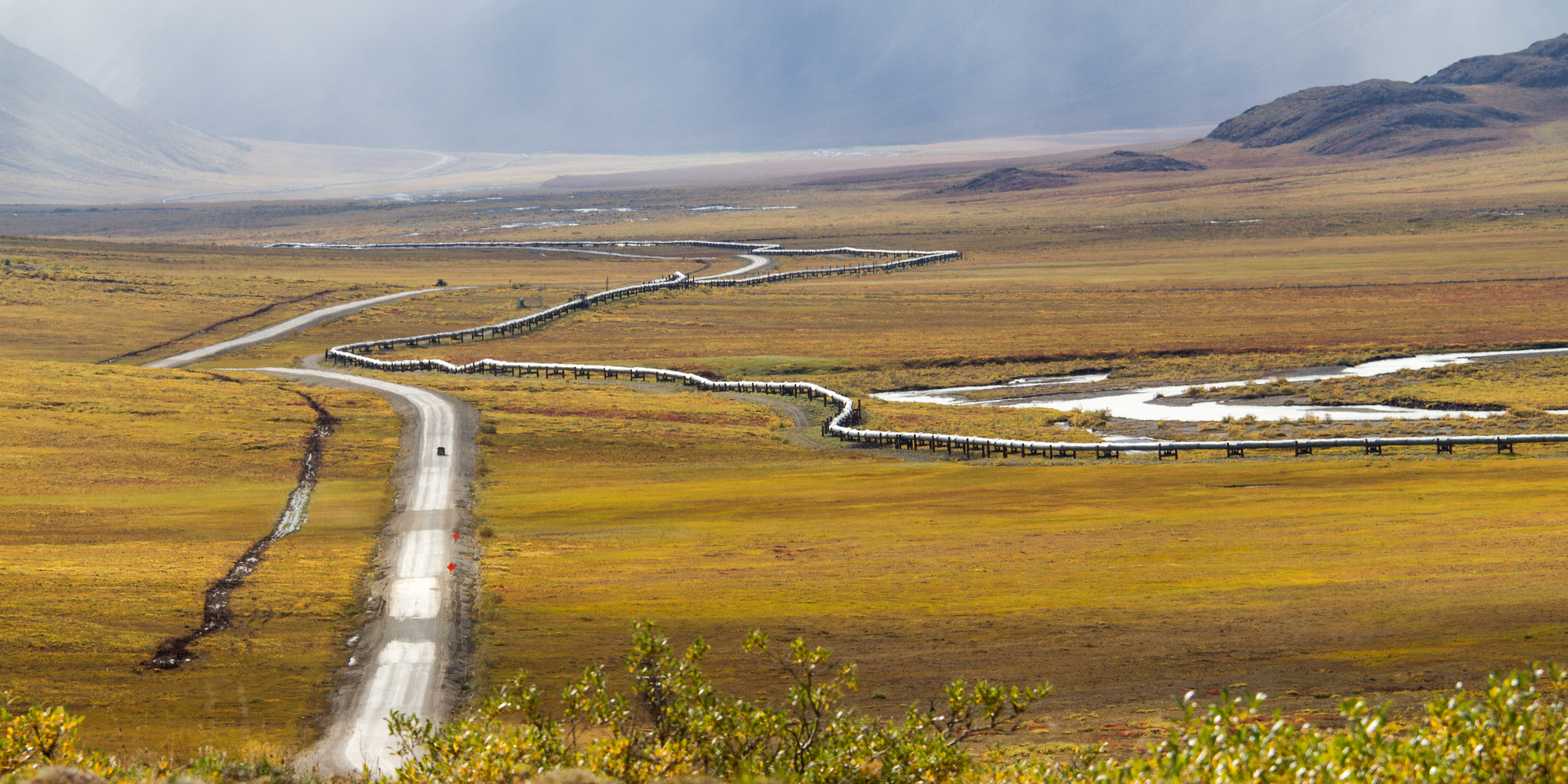 Dalton Highway and Trans-Alaska Pipeline in the North Slope region, photographed before the proposed STAK project; Wikimedia Commons